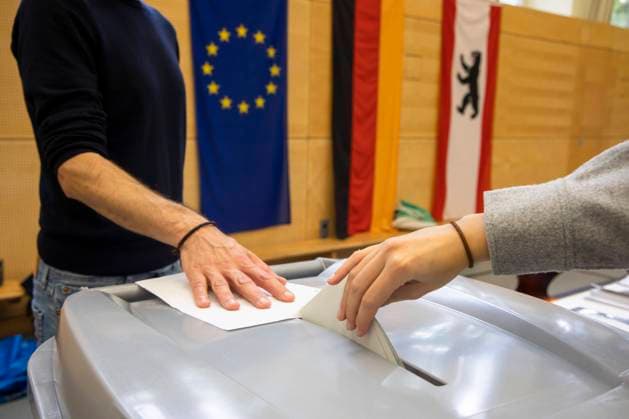 Einwurf der Stimmlzettel in eine Wahlurne in Berlin am 26. September 2021. Wahlen in Berlin *** Insertion of ballot papers into a ballot box in Berlin on 26 September 2021 Elections in Berlin