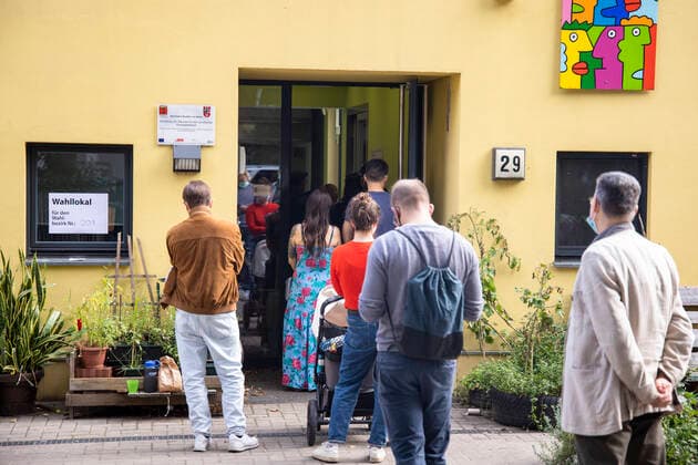 News Bilder des Tages Wahlberechtigte stehen Schlange vor einem Wahllokal in Berlin Neukoelln in Berlin am 26. September 2021. Wahlen in Berlin *** Eligible voters queue outside a polling station in Berlin Neukoelln in Berlin on 26 September 2021 elections in Berlin