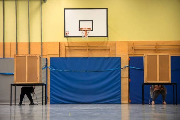 Menschen in der Wahlkabine in einem Wahllokal in Berlin am 26. September 2021. Wahlen in Berlin *** People in the voting booth at a polling station in Berlin on September 26, 2021 elections in Berlin, Germany