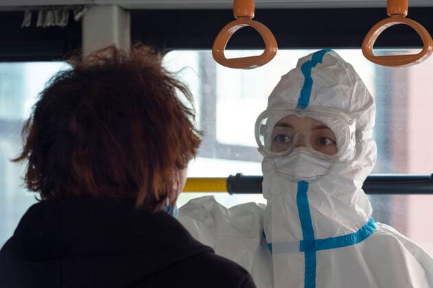 Coronavirus in China, Eindrücke aus Harbin (210926) -- HARBIN, Sept. 26, 2021 -- A medical worker takes a swab sample from a local resident for nucleic acid test at a makeshift testing point in Xinglong Town of Bayan County, northeast China s Heilongjiang Province, Sept. 24, 2021. A high-risk area in Xinglong Town of Bayan County was added in Harbin on Saturday. ) CHINA-HEILONGJIANG-BAYAN-COVID-19 (CN) XiexJianfei 