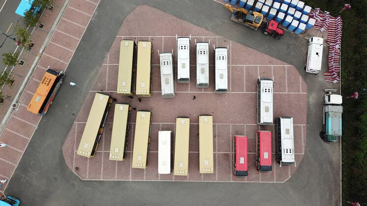 Coronavirus in China, Eindrücke aus Harbin (210926) -- HARBIN, Sept. 26, 2021 -- Aerial photo taken on Sept. 25, 2021 shows vehicles used as makeshift nucleic acid testing points parking in Xinglong Town of Bayan County, northeast China s Heilongjiang Province. A high-risk area in Xinglong Town of Bayan County was added in Harbin on Saturday. ) CHINA-HEILONGJIANG-BAYAN-COVID-19 (CN) WangxJianwei 