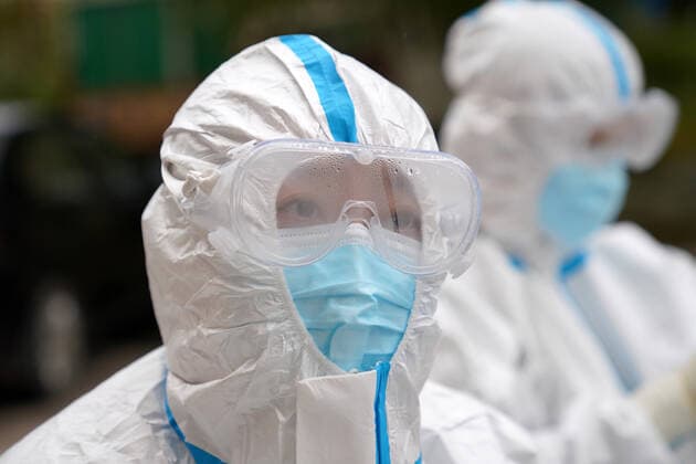 Coronavirus in China, Eindrücke aus Harbin (210926) -- HARBIN, Sept. 26, 2021 -- A medical worker with a pair of goggles works at a testing point in Xinglong Town of Bayan County, northeast China s Heilongjiang Province, Sept. 25, 2021. A high-risk area in Xinglong Town of Bayan County was added in Harbin on Saturday. ) CHINA-HEILONGJIANG-BAYAN-COVID-19 (CN) WangxJianwei 