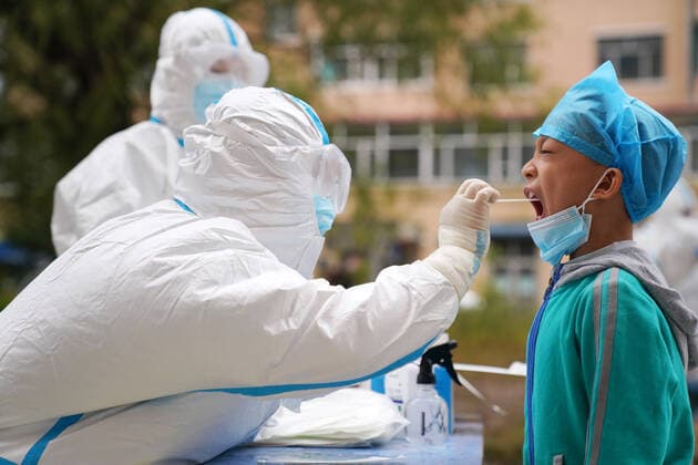 Coronavirus in China, Eindrücke aus Harbin (210926) -- HARBIN, Sept. 26, 2021 -- A medical worker takes a swab sample from a local resident for nucleic acid test at a testing point in Xinglong Town of Bayan County, northeast China s Heilongjiang Province, Sept. 25, 2021. A high-risk area in Xinglong Town of Bayan County was added in Harbin on Saturday. ) CHINA-HEILONGJIANG-BAYAN-COVID-19 (CN) WangxJianwei 