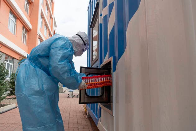 Coronavirus in China, Eindrücke aus Harbin (210926) -- HARBIN, Sept. 26, 2021 -- A medical worker sends samples into a PCR (polymerase chain reaction) lab for nucleic acid testing in Bayan County, Harbin of northeast China s Heilongjiang Province, Sept. 26, 2021. A total of three temporary labs for nucleic acid testing have been built in the county. ) CHINA-HEILONGJIANG-BAYAN-COVID-19-LABS (CN) XiexJianfei 