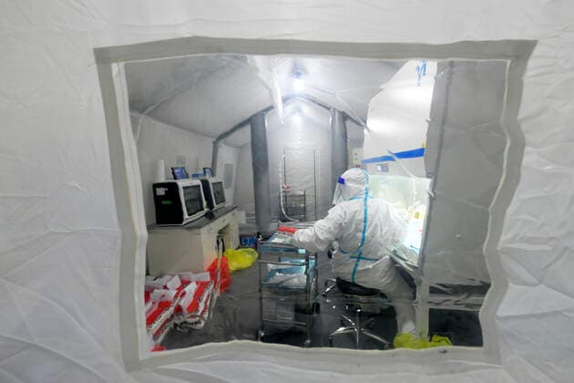 Coronavirus in China, Eindrücke aus Harbin (210926) -- HARBIN, Sept. 26, 2021 -- A medical worker works at a temporary lab for nucleic acid testing in Bayan County, Harbin of northeast China s Heilongjiang Province, Sept. 25, 2021. A total of three temporary labs for nucleic acid testing have been built in the county. ) CHINA-HEILONGJIANG-BAYAN-COVID-19-LABS (CN) WangxJianwei 