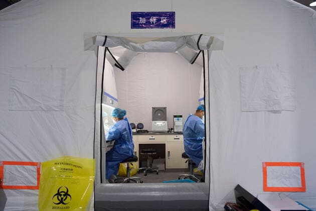Coronavirus in China, Eindrücke aus Harbin (210926) -- HARBIN, Sept. 26, 2021 -- Medical workers work at a temporary lab for nucleic acid testing in Bayan County, Harbin of northeast China s Heilongjiang Province, Sept. 25, 2021. A total of three temporary labs for nucleic acid testing have been built in the county. ) CHINA-HEILONGJIANG-BAYAN-COVID-19-LABS (CN) XiexJianfei 