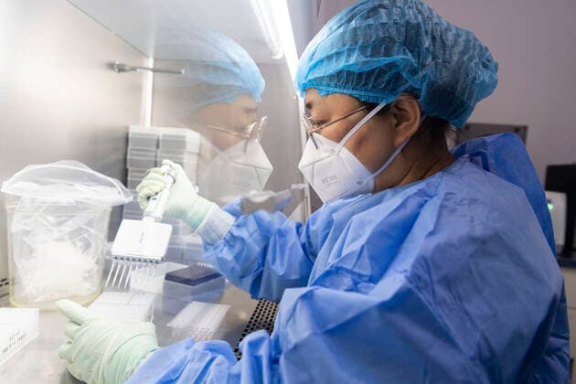 Coronavirus in China, Eindrücke aus Harbin (210926) -- HARBIN, Sept. 26, 2021 -- A medical worker works at a temporary lab for nucleic acid testing in Bayan County, Harbin of northeast China s Heilongjiang Province, Sept. 25, 2021. A total of three temporary labs for nucleic acid testing have been built in the county. ) CHINA-HEILONGJIANG-BAYAN-COVID-19-LABS (CN) XiexJianfei 