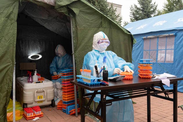 Coronavirus in China, Eindrücke aus Harbin (210926) -- HARBIN, Sept. 26, 2021 -- A medical worker makes preparation outside a PCR (polymerase chain reaction) lab for nucleic acid testing in Bayan County, Harbin of northeast China s Heilongjiang Province, Sept. 26, 2021. A total of three temporary labs for nucleic acid testing have been built in the county. ) CHINA-HEILONGJIANG-BAYAN-COVID-19-LABS (CN) XiexJianfei 
