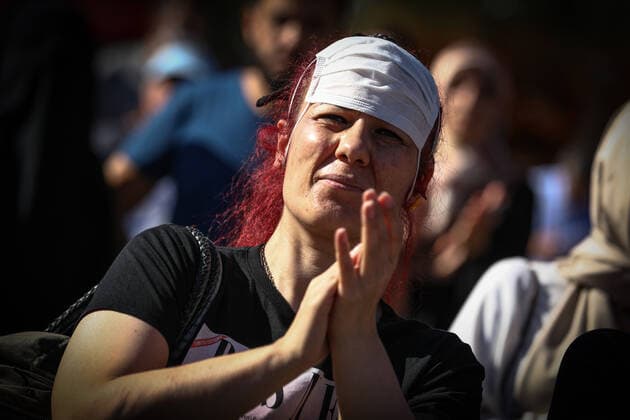 Coronavirus in der Türkei, Impfgegner demonstrieren in Ankara September 26, 2021, Ankara, Turkey: A protester wearing a mask on her forehead applauds during the demonstration..Vaccination opponents held a rally in Ankara An?t Park. The demand of the protesters is to remove the vaccination, social distance and similar practices taken due to COVID-19. Ankara Turkey - ZUMAs197 20210926_zaa_s197_060 Copyright: xTunahanxTurhanx