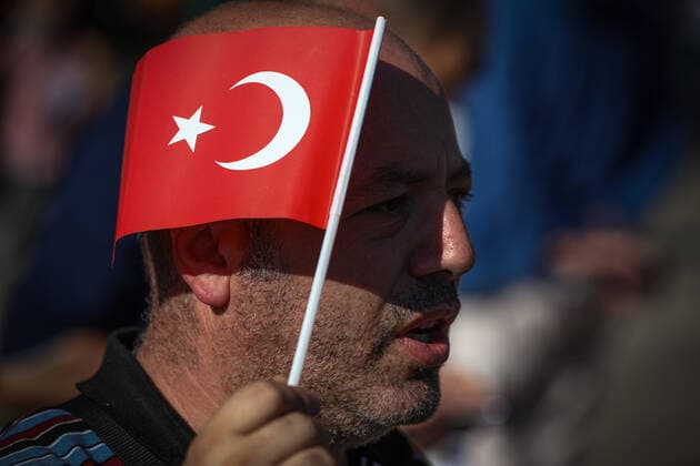 Coronavirus in der Türkei, Impfgegner demonstrieren in Ankara September 26, 2021, Ankara, Turkey: A protester holds a Turkish flag during the demonstration..Vaccination opponents held a rally in Ankara An?t Park. The demand of the protesters is to remove the vaccination, social distance and similar practices taken due to COVID-19. Ankara Turkey - ZUMAs197 20210926_zaa_s197_061 Copyright: xTunahanxTurhanx