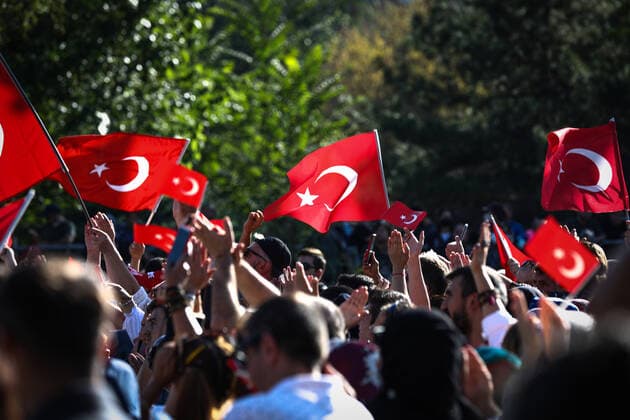 Coronavirus in der Türkei, Impfgegner demonstrieren in Ankara September 26, 2021, Ankara, Turkey: Protesters wave Turkish flags during the demonstration..Vaccination opponents held a rally in Ankara An?t Park. The demand of the protesters is to remove the vaccination, social distance and similar practices taken due to COVID-19. Ankara Turkey - ZUMAs197 20210926_zaa_s197_064 Copyright: xTunahanxTurhanx