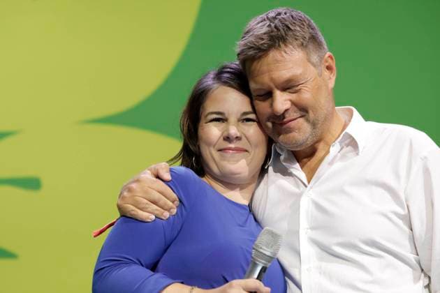 Bilder des Jahres 2021, News 09 September News Themen der Woche KW38 News Bilder des Tages Annalena Baerbock, Kanzlerkandidatin und Bundesvorsitzende Buendnis 90 Die Gruenen, mit Robert Habeck am Wahlabend in der Columbiahalle, DEU, Berlin, 26.09.2021 *** Annalena Baerbock, candidate for chancellor and federal chairwoman of Buendnis 90 Die Gruenen, with Robert Habeck on election night at Columbiahalle, DEU, Berlin, 26 09 2021