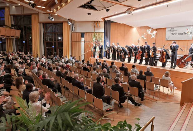 26 09 2021, Classical Music Festival Bad Wörishofen, Festival of Nations 2021 at the Kurhaus Bad Wörishofen in the Allgäu, clarinettist Sabine Meyer GER plays Mozart, with the Chamber Orchestra of the Bavarian Radio Symphony Orchestra The audience in the Kursaal is enthusiastic 26 09 2021, Classical Music Festival Bad Wörishofen 26 09 2021, Classical Music Festival Bad Wörishofe