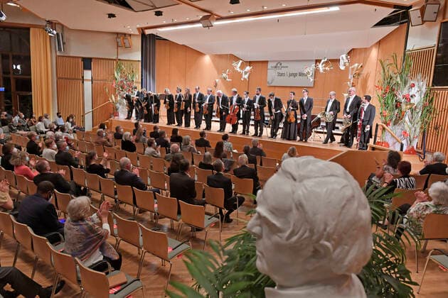 26 09 2021, Classical Music Festival Bad Wörishofen, Festival of Nations 2021 at the Kurhaus Bad Wörishofen in the Allgäu, clarinettist Sabine Meyer GER plays Mozart, with the Chamber Orchestra of the Bavarian Radio Symphony Orchestra The audience in the Kursaal is enthusiastic 26 09 2021, Classical Music Festival Bad Wörishofen 26 09 2021, Classical Music Festival Bad Wörishofe