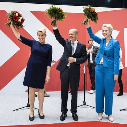 Franziska Giffey (mL), Landesvorsitzende der SPD Berlin, Olaf Scholz (M), Kanzlerkandidat der SPD, und Manuela Schwesig (mR), SPD-Landesvorsitzende in Mecklenburg-Vorpommern, aufgenommen im Rahmen der Blumenuebergabe und eines Pressestatements im Willy-Brandt-Haus in Berlin, 27.09.2021. Bei der Bundestagswahl wurde die SPD staerkste Kraft vor der CDU und den Gruenen. Berlin Deutschland *** Franziska Giffey mL , state chairwoman of the SPD Berlin, Olaf Scholz M , SPD candidate for chancellor, and Manuela Schwesig mR , SPD state chairwoman in Mecklenburg-Western Pomerania, photographed during the presentation of flowers and a press statement at the Willy Brandt House in Berlin, 27 09 2021 In the Bundestag elections, the SPD was the stronges Copyright: xFlorianxGaertner photothek.dex