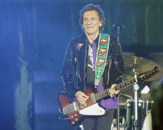 Rolling Stones guitarist Ronnie Wood entertains the fans during the opening set of their No Filter Tour Concert at the Dome At America s Center in St. Louis on Sunday, September 26, 2021.  SLP2021092614 BILLxGREENBLATT