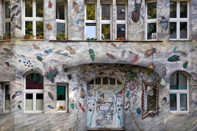 Kiefernstrasse, Wohnstrasse der links-alternativen Szene mit Streetart an den Hausfassaden, Deutschland, Nordrhein-Westfalen, Niederrhein, Duesseldorf Kiefernstrasse, residential road of the alternative culture with street art on the claddings, Germany, North Rhine-Westphalia, Lower Rhine, Dusseldorf BLWS653027 *** Kiefernstrasse, residential road of the alternative culture with street art on the claddings, Germany, North Rhine Westphalia, Lower Rhine, Dusseldorf BLWS653027 Copyright: xblickwinkel S.xZiesex