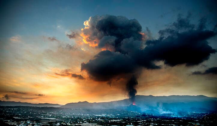 Bilder des Jahres 2021, News 09 September News Themen der Woche KW39 News Bilder des Tages VOLCÃN CUMBRE VIEJA Erupcion del volcan Cumbre Vieja en La Palma. En la imagen, amanecer desde el monte de La Laguna. Cumbre Vieja eruption in La Palma. In this picture, sunrise from La Laguna hill. MADRID ESPANA 117413061 *** VOLCÃN CUMBRE VIEJA Eruption of the volcano Cumbre Vieja in La Palma In this picture, sunrise from La Laguna hill Cumbre Vieja eruption in La Palma In this picture, sunrise from La Laguna hill MADRID ESPANA 117413061  ALBERTOxDIxLOLLI