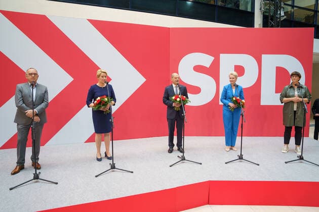 SPD - Pressestatement mit Blumenübergabe nach der Bundestagswahl 2021 sowie der Landtagswahl in Mecklenburg-Vorpommern und Berlin im Norbert Walter-Borjans, Parteivorsitzender, Franziska Giffey, SPD-Spitzenkandidatin für die Wahl zum Berliner Abgeordnetenhaus, Olaf Scholz, Spitzenkandidat zur Bundestagswahl, Manuela Schwesig, Ministerpräsidentin Mecklenburg-Vorpommern, Saskia Esken, Parteivorsitzende (von links)Willy-Brandt-Haus -;SPD - Pressestatement mit Blumenübergabe nach der Bundestagswahl 2021 sowie der Landtagswahl in Mecklenburg-Vorpommern und Berlin im Norbert Walter-Borjans, Parteivorsitzender, Franziska Giffey, SPD-Spitzenkandidatin für die Wahl zum Berliner Abgeordnet, Berlin Berlin Deutschland Willy-Brandt-Haus *** SPD pre