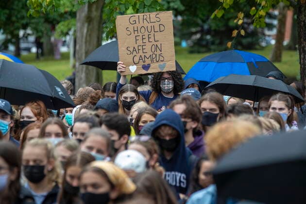 September 27, 2021, Kingston, on, Canada: Queen s University student organize a walkout to protest sexual assault on campuses and in and in support of the victims of sexual assault at Western University, in Kingston, Ont.,, on Monday Sep. 27, 2021. Kingston Canada  - ZUMAc35_ 20210927_zaf_c35_032 Copyright: xLarsxHagbergx