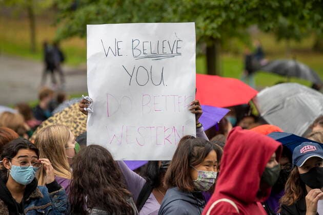 September 27, 2021, Kingston, on, Canada: Queen s University student organize a walkout to protest sexual assault on campuses and in and in support of the victims of sexual assault at Western University, in Kingston, Ont.,, on Monday Sep. 27, 2021. Kingston Canada  - ZUMAc35_ 20210927_zaf_c35_034 Copyright: xLarsxHagbergx