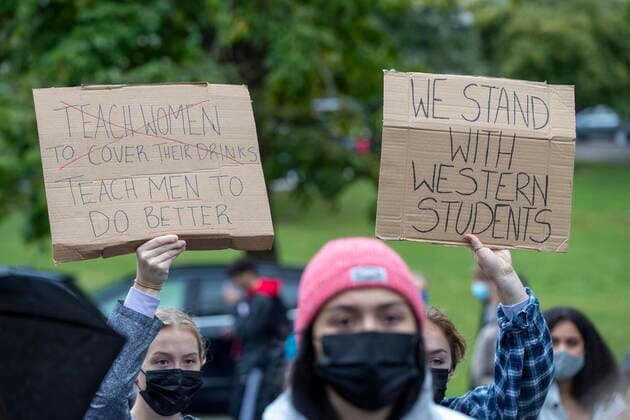 September 27, 2021, Kingston, on, Canada: Queen s University student organize a walkout to protest sexual assault on campuses and in and in support of the victims of sexual assault at Western University, in Kingston, Ont.,, on Monday Sep. 27, 2021. Kingston Canada  - ZUMAc35_ 20210927_zaf_c35_037 Copyright: xLarsxHagbergx