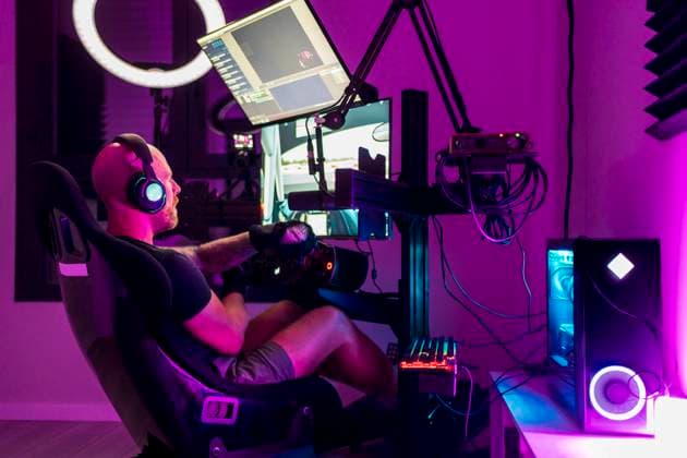 IMAGO Creative, Lifestyle, Gaming Male gamer playing video game at studio model released Symbolfoto property released DLTSF02104