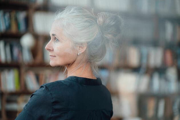 IMAGO Creative: Internationaler Frauenmonat, Gesundheit, Frauen in der Menopause Mature woman with gray hair bun in cafe model released Symbolfoto property released JOSEF05907