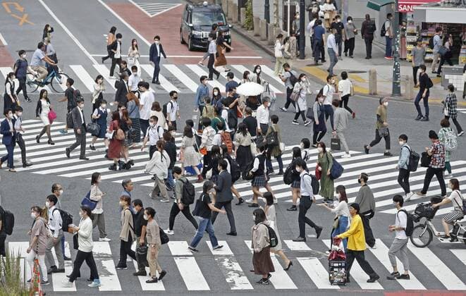 Japan gov t to decide on end of COVID-19 state of emergency People wearing face masks walk in Tokyo s Shibuya area on Sept. 28, 2021. The Japanese government will formally decide later in the day to terminate at the end of Sept. 30 the state of emergency in Tokyo and 18 prefectures, as well as the quasi-state of emergency in other areas, as infections have declined from their peak.  A14AA0000897587P