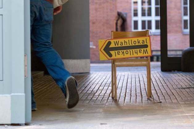 Wähler auf dem Weg zur Stimmabgabe anlässlich der Bundestagswahl, der Wah lzum Berliner Abgeornetenhaus und der Abstimmung über ein Volksbegehren in einem Wahllokal in Berlin-Prenzlauer Berg. Voters on their way to cast their ballot on the occasion of the Bundestag election, the election for the Berlin House of Representatives and the vote on a referendum at a polling station in Berlin-Prenzlauer Berg. Bundestagswahl 2021 *** Voters on their way to cast their ballot on the occasion of the Bundestag election, the election for the Berlin House of Representatives and the vote on a referendum at a polling station in Berlin Prenzlauer Berg Bundestagwahl 2021 sn_ph20210926-3242.jpg