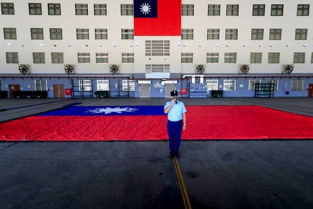 Helicopter With Huge Taiwan National Flag Flyover Rehearsal For Double-Ten National Day Celebration The biggest Taiwan flag is displayed at a military camp, as part of a rehearsal for the flyby performance for Taiwan™s Double-Ten National Day Celebration, amid rising tensions between Beijing and Taipei and threats from China, in Taoyuan, Taiwan, 28 September 2021. The 18-meter wide and 12-meter long Taiwan flag, according to state media Central News Agency, will be carried by two CH-47 Chinook helicopters flag flying over the Presidential Office, in addition to a parade displaying the island™s missile systems which will showcase the armed forces ability to resist threats from China. Taoyuan Taiwan ceng-taiwanhu210928_npy6H  Copyright: xCengxShouxYix