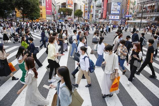 Japan decides to end COVID-19 emergency as cases fall People wearing face masks for protection against the coronavirus walk in Tokyo s Shibuya area on Sept. 28, 2021. The Japanese government formally decided the same day to lift the COVID-19 state of emergency covering Tokyo, Osaka and 17 other prefectures, as infections have declined from their peak.  A14AA0000899599P