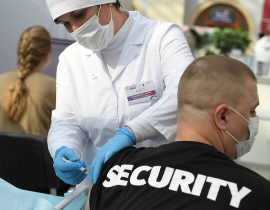 Russia Coronavirus Vaccination 6661294 28.09.2021 A man receives a dose of Sputnik V (Gam-COVID-Vac) vaccine against the coronavirus disease at a vaccination centre in Gostiny Dvor in Moscow, Russia Pavel Bednyakov Sputnik Moscow Russia  Copyright: xPavelxBednyakovx