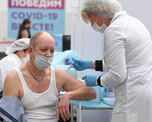 Russia Coronavirus Vaccination 6661295 28.09.2021 A man receives a dose of Sputnik V (Gam-COVID-Vac) vaccine against the coronavirus disease at a vaccination centre in Gostiny Dvor in Moscow, Russia Pavel Bednyakov Sputnik Moscow Russia  Copyright: xPavelxBednyakovx