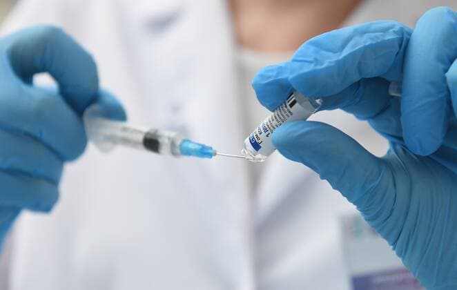 Russia Coronavirus Vaccination 6661296 28.09.2021 A healthcare worker prepares a dose of Sputnik V (Gam-COVID-Vac) vaccine against the coronavirus disease at a vaccination centre in Gostiny Dvor in Moscow, Russia. Pavel Bednyakov Sputnik Moscow Russia  Copyright: xPavelxBednyakovx
