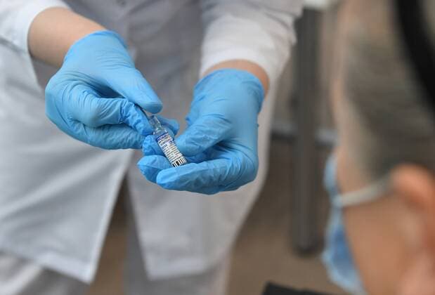 Russia Coronavirus Vaccination 6661298 28.09.2021 A healthcare worker shows to a woman her dose of Sputnik V (Gam-COVID-Vac) vaccine against the coronavirus disease (COVID-19) at a vaccination centre in Gostiny Dvor in Moscow, Russia. Pavel Bednyakov Sputnik Moscow Russia  Copyright: xPavelxBednyakovx