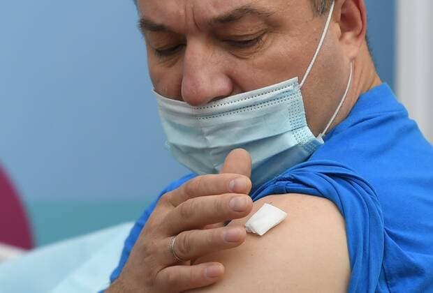 Russia Coronavirus Vaccination 6661300 28.09.2021 A man await for medical discharge after receiving a dose of Sputnik V (Gam-COVID-Vac) vaccine against the coronavirus disease at a vaccination centre in Gostiny Dvor in Moscow, Russia. Pavel Bednyakov Sputnik Moscow Russia  Copyright: xPavelxBednyakovx