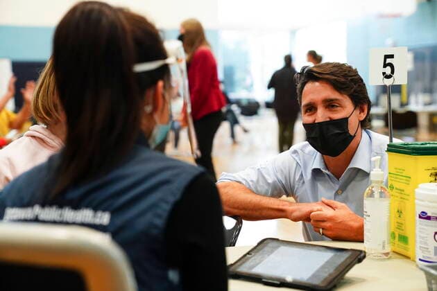 News Themen der Woche KW39 News Bilder des Tages September 28, 2021, Ottawa, Ontario, Canada: Prime Minister Justin Trudeau visits a vaccine clinic in Ottawa on Tuesday, Sept. 28, 2021. Ottawa Canada  - ZUMAc35_ 20210928_zaf_c35_023 Copyright: xSeanxKilpatrickx