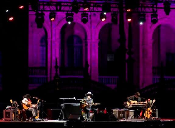 Italian singer-songwriter Zucchero Fornaciari performs on stage at Spain Square in Sevilla, Spain, 28 September 2021, as part of the Iconica Sevilla Fest. Zucchero in Sevilla !ACHTUNG: NUR REDAKTIONELLE NUTZUNG!  Copyright: xRaúlxCaro.x GRAF1122 20210928-1cecd1bde47ff574d1a0f565341fdd00ab58c540