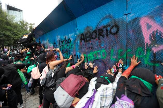 Several women from feminist collectives paint walls during demonstrations for the Global Day of Action for a legal and safe abortion, today, in Mexico City, Mexico, 28 September 2021. Mexico City experienced tense moments on Tuesday during the Global Day of Action march for a legal and safe abortion since, despite the advances, the demonstrators furiously demanded full access to abortion and the cessation of violence against women in the country. Mexico City is experiencing a tense march for safe abortion throughout the country !ACHTUNG: NUR REDAKTIONELLE NUTZUNG!  Copyright: xSashenkaxGutierrezx MEX2729 20210929-55a41b1d9d5986e5c66bfe0447865afa35e5853a