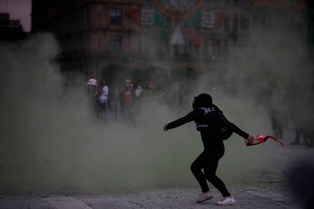 A woman confronts police officers during demonstrations for the Global Day of Action for a legal and safe abortion, today, in Mexico City, Mexico, 28 September 2021. Mexico City experienced tense moments on Tuesday during the Global Day of Action march for a legal and safe abortion since, despite the advances, the demonstrators furiously demanded full access to abortion and the cessation of violence against women in the country. Mexico City is experiencing a tense march for safe abortion throughout the country !ACHTUNG: NUR REDAKTIONELLE NUTZUNG!  Copyright: xSashenkaxGutierrezx MEX2738 20210929-446a8476b25d78043dd23a2db67633b3015d41b1