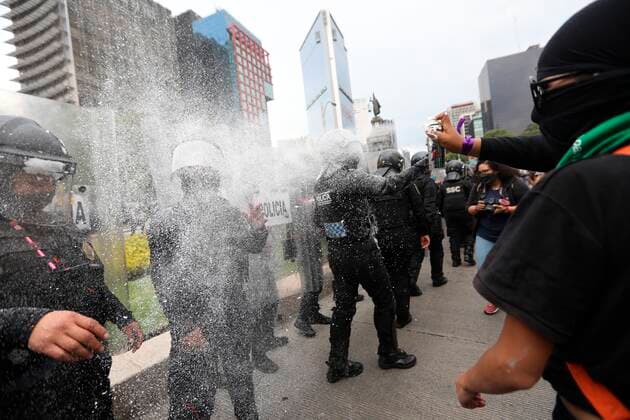 Several women from feminist collectives spread foam on police officers during demonstrations for the Global Day of Action for a legal and safe abortion, today, in Mexico City, Mexico, 28 September 2021. Mexico City experienced tense moments on Tuesday during the Global Day of Action march for a legal and safe abortion since, despite the advances, the demonstrators furiously demanded full access to abortion and the cessation of violence against women in the country. Mexico City is experiencing a tense march for safe abortion throughout the country !ACHTUNG: NUR REDAKTIONELLE NUTZUNG!  Copyright: xSashenkaxGutierrezx MEX2726 20210929-78927c4827b30c2d2fe4753f8433708b3bfc3269