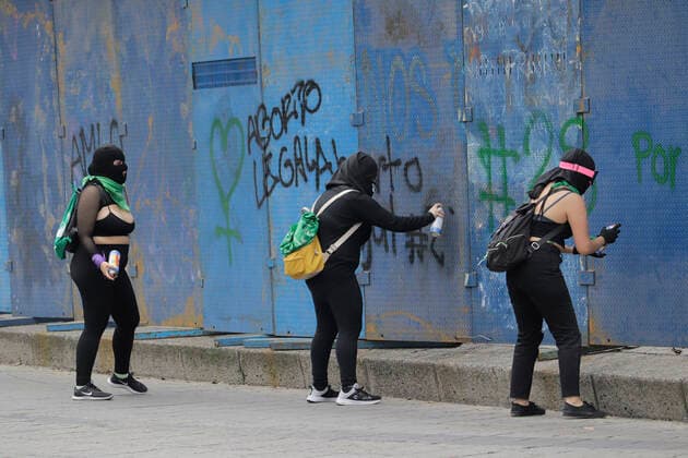 Global Day Of Action In Favour Of Legal, Free And Safe Abortion In Mexico And Latin America A group of women from the Black Bloc painted on fences under the Angel of Independence in Mexico City, on the occasion of the Global Day of Action in favour of legal, free and safe abortion in Mexico and Latin America. During the march, there were clashes between demonstrators and police along the route. Mexico City Mexico vieyra-notitle210928_nprZZ  Copyright: xGerardoxVieyrax