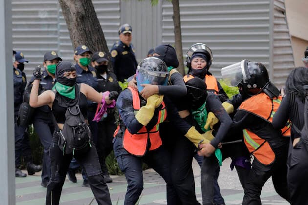 Global Day Of Action In Favour Of Legal, Free And Safe Abortion In Mexico And Latin America Members of the feminist Black Bloc beat police on Paseo de la Reforma Avenue in Mexico City, on the occasion of the Global Day of Action in favour of legal, free and safe abortion in Mexico and Latin America. Mexico City Mexico vieyra-notitle210928_npxzd  Copyright: xGerardoxVieyrax