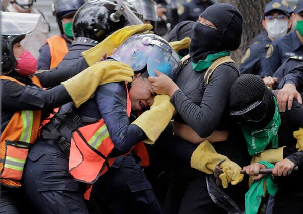 News Bilder des Tages Global Day Of Action In Favour Of Legal, Free And Safe Abortion In Mexico And Latin America Members of the feminist Black Bloc beat police on Paseo de la Reforma Avenue in Mexico City, on the occasion of the Global Day of Action in favour of legal, free and safe abortion in Mexico and Latin America. Mexico City Mexico vieyra-notitle210928_npiCP  Copyright: xGerardoxVieyrax