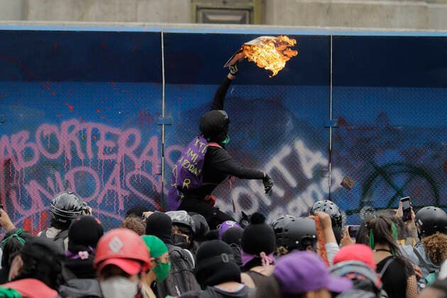 News Bilder des Tages Global Day Of Action In Favour Of Legal, Free And Safe Abortion In Mexico And Latin America A woman from the feminist Black Bloc sets fire in front of fences placed under the Angel of Independence in Mexico City, on the occasion of the Global Day of Action in favour of legal, free and safe abortion in Mexico and Latin America. During the march, there were clashes between demonstrators and police along the route. Mexico City Mexico vieyra-notitle210928_npd5q  Copyright: xGerardoxVieyrax