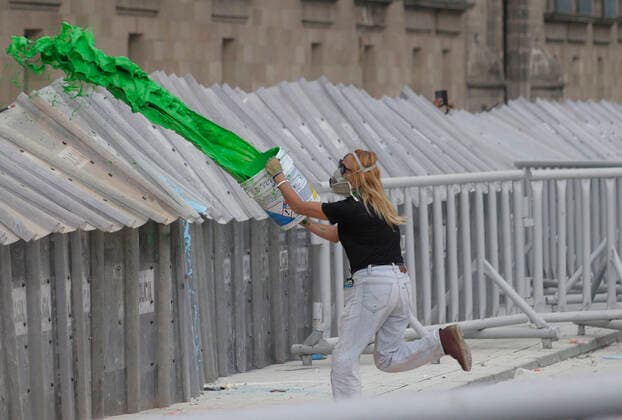 Global Day Of Action In Favour Of Legal, Free And Safe Abortion In Mexico And Latin America A member of a feminist group throws green paint at police officers guarding the National Palace in Mexico City s Zocalo, on the occasion of the Global Day of Action in favour of legal, free and safe abortion in Mexico and Latin America. Mexico City Mexico vieyra-notitle210928_npR5Z  Copyright: xGerardoxVieyrax