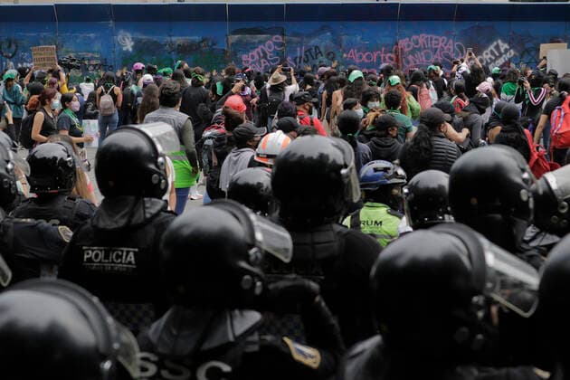 Global Day Of Action In Favour Of Legal, Free And Safe Abortion In Mexico And Latin America Police encapsulate demonstrators in front of fences placed under the Angel of Independence in Mexico City, on the occasion of the Global Day of Action in favour of legal, free and safe abortion in Mexico and Latin America. During the march, there were clashes between demonstrators and police along the route. Mexico City Mexico vieyra-notitle210928_np1PJ  Copyright: xGerardoxVieyrax