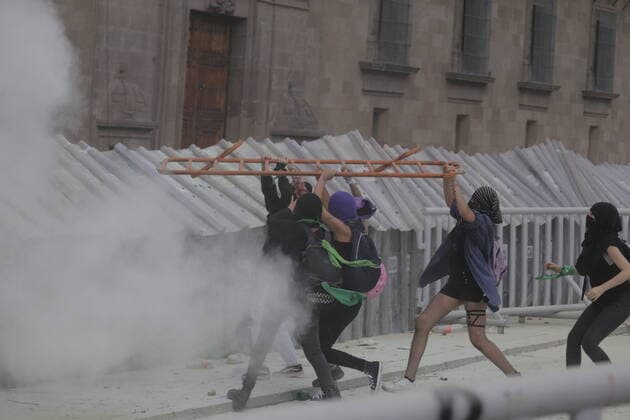 Global Day Of Action In Favour Of Legal, Free And Safe Abortion In Mexico And Latin America Members of feminist groups throw fences at police guarding the National Palace in the Zocalo of Mexico City, on the occasion of the Global Day of Action in favour of legal, free and safe abortion in Mexico and Latin America. Mexico City Mexico vieyra-notitle210928_npl3z  Copyright: xGerardoxVieyrax