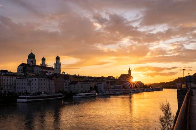 Reisen Niederbayern 29.09.2021, GER, Bayern, Passau: Altstadt Passau bei Sonnenuntergang. Der Stephansdom, das Rathaus und die Stadtpfarrkirche St. Paul prägen die Silhouette am Donauufer der Stadt. *** Reisen Niederbayern 29 09 2021, GER, Bayern, Passau Old Town Passau at sunset St. Stephens Cathedral, the Town Hall and the Parish Church of St. Paul dominate the silhouette on the Danube bank of the city